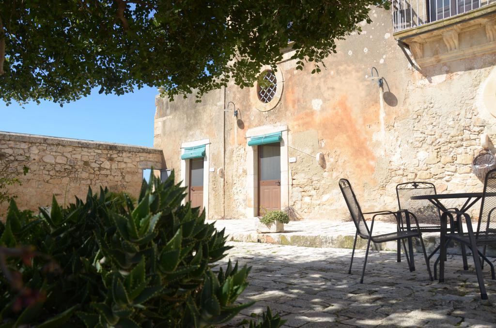 Casina Di Grotta Di Ferro Guest House Santa Croce Camerina Luaran gambar